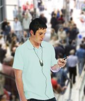 Mann mit um den Hals gelegter Induktionsschlinge, die in ein Mobiltelefon eingestöpselt ist., Grossansicht öffnen