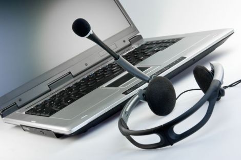 Laptop mit davorliegendem Headset.